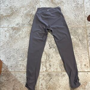 Lululemon women’s Tights size (2) in good clean condition
